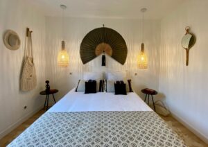 Week-end-Amiens-Au-Jardin-sur-l-eau-chambre-Hortensia-lit