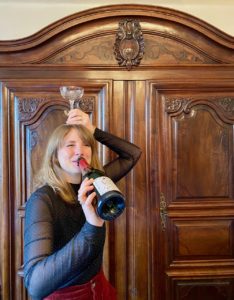 Jeune-femme-presentant-champagne-Vignerons-champenois-du-sud-de-l-aisne