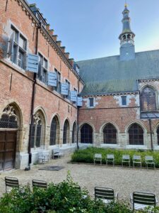 Hopital-Notre-Dame-a-la-Rose-Lessines-cour