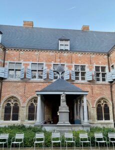 Hopital-Notre-Dame-a-la-Rose-Lessines-facade-cour