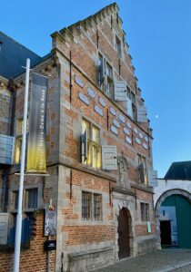 Hopital-Notre-Dame-a-la-Rose-Lessines-facade-illuminee-avant