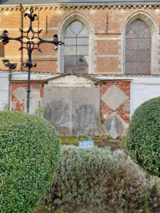 Hopital-Notre-Dame-a-la-Rose-Lessines-jardin-plaque-et-croix