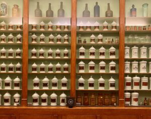 Hopital-Notre-Dame-a-la-Rose-Lessines-pots-pharmacie