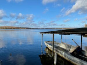Les-Etangs-Osartis-Marquion-barque-sous-toit-de-pres