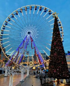 Lille-en-habits-de-lumiere-Grand-place-roue-avec-sapin