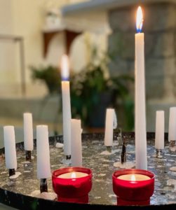 Bois-de-Cise-eglise-Sainte-Edith-bougies