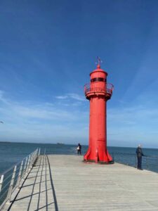 Boulogne-sur-Mer-digue-du-phare-rouge-hauteur