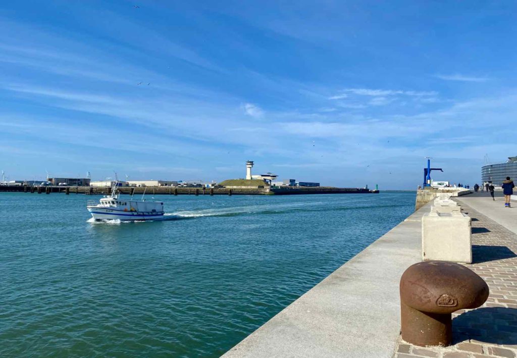 Boulogne-sur-Mer-quais-de-la-Liane-avec-bateau