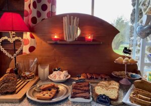 Couloisy-Un-air-de-campagne-Eau-de-Rose-buffet-petit-dejeuner