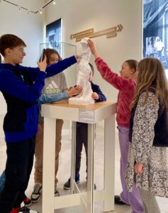 Musee-Matisse-Le-Cateau-Cambresis-enfants-touchant-la-Madeleine-II