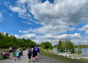 Terril-des-Argales-Rieulay-base-nautique-et-groupe-marcheurs