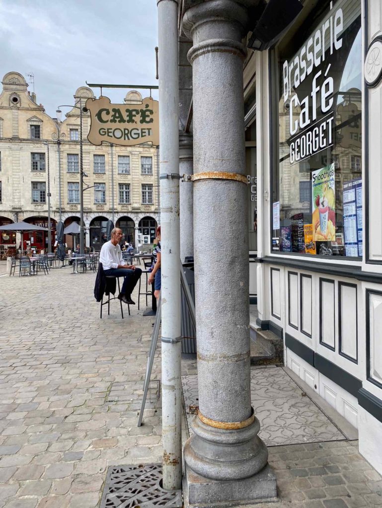 Arras-capitale-Pas-de-Calais-facade-brasserie-cafe-Georget-place-des-Heros