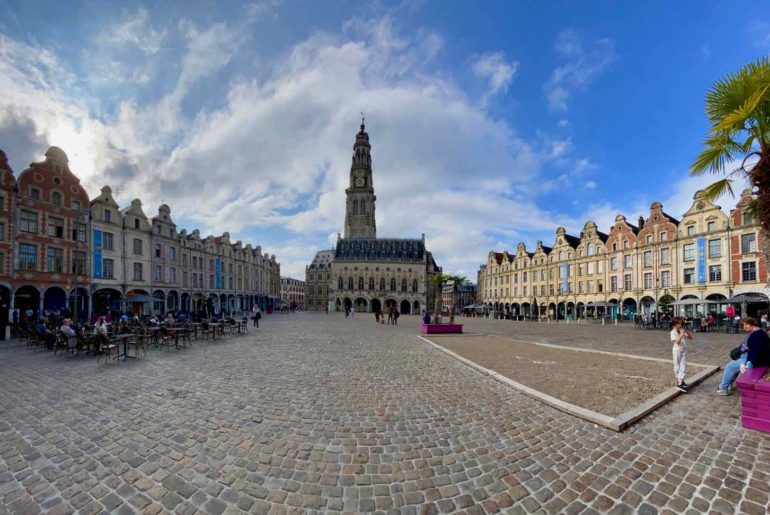 Arras-capitale-Pas-de-Calais-place-des-Heros-vue-panoramique