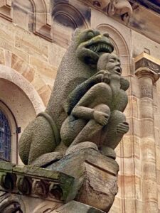 Rosheim-eglise-personnage-exterieur