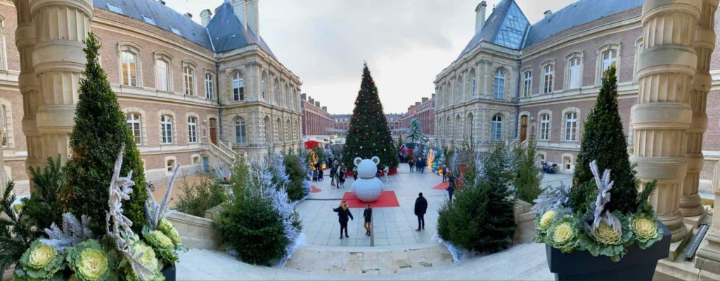 Marche-Noel-Amiens-cour-hotel-de-ville-panoramique