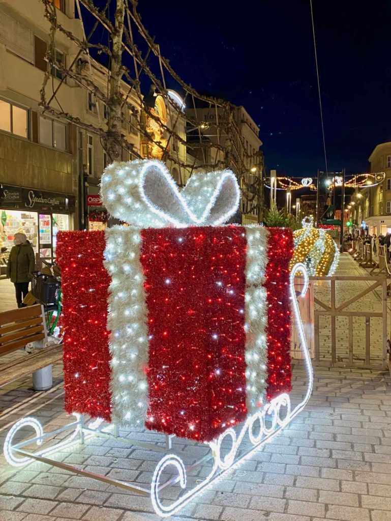Marche-Noel-Amiens-paquet-cadeau-illumine