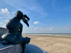 Cote-belge-Ostende-Sculpture-inspiree-Spilliaert