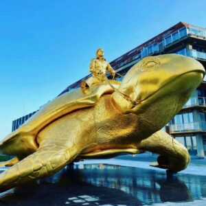 Cote-belge-en-tram-Nieuport-Tortue-doree-Jan-Fabre