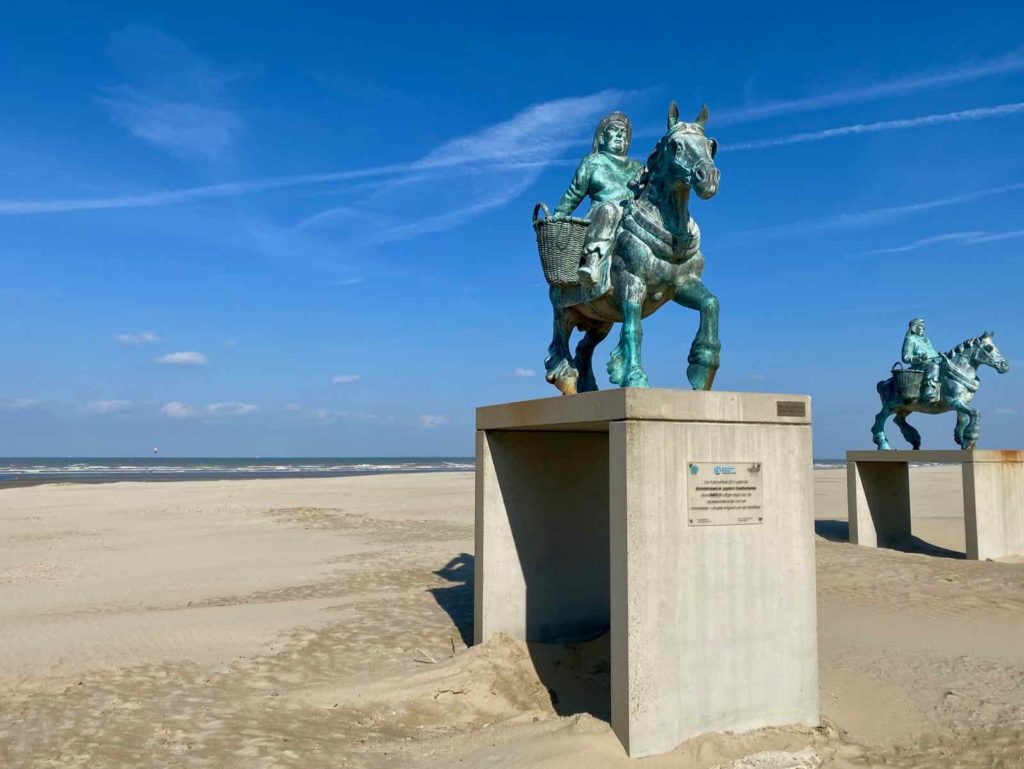 Cote-belge-en-tram-Oostduinkerke-statues-pecheurs-a-cheval