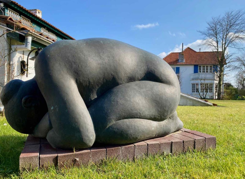 Cote-belge-en-tram-Sint-Idesbald-musee-Delvaux-sculpture-exterieure