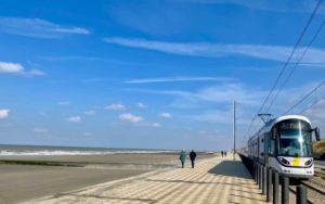 Cote-belge-tram-littoral-vue-mer