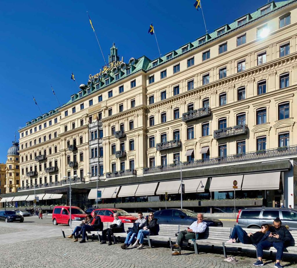Stockholm-Grand-Hotel-et-banc
