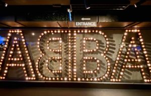 Stockholm-musee-Abba-enseigne-lumineuse