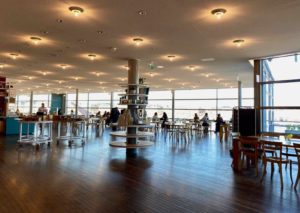 adresses-a-stockholm-cafeteria-moderna-museet-salle-avec-vue