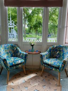 Amiens-Le-Pavillon-bleu-deux-fauteuils
