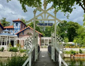 Amiens-Le-Pavillon-bleu-portail-entree-largeur