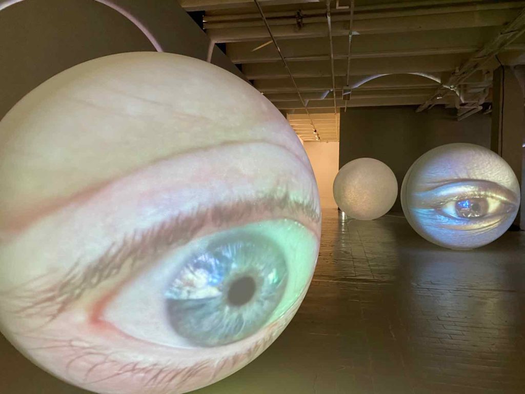 Mirror Maze (Dead Eyes Live), Tony Oursler au Tripostal