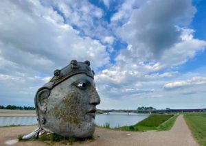 Pays-Bas-Nimegue-berge-avec-statue