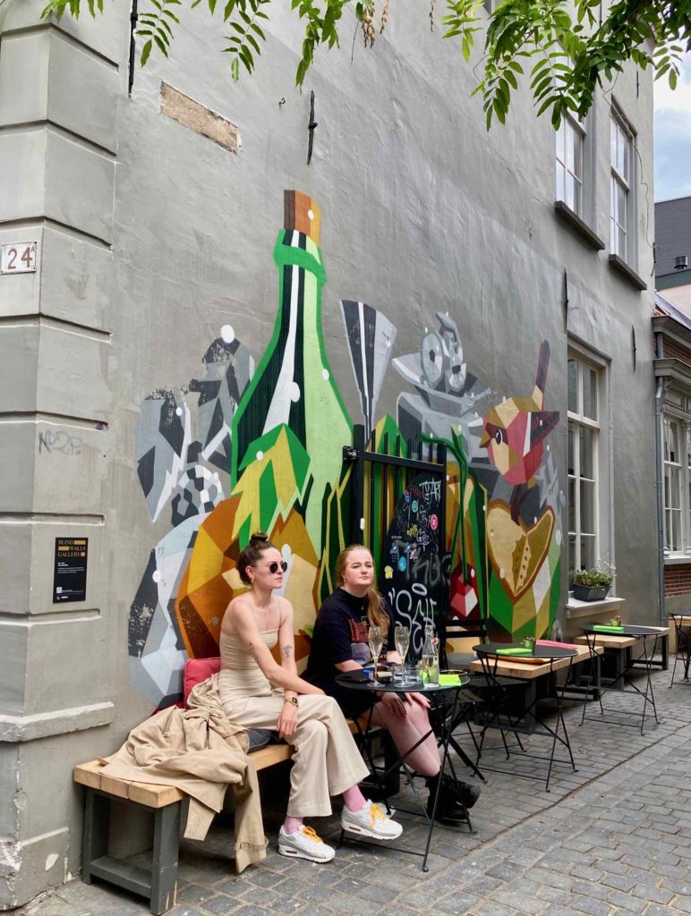 Breda-Pays-Bas-street-art-avec-deux-filles