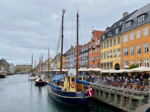 Copenhague-Nyhavn-avec-bateaux