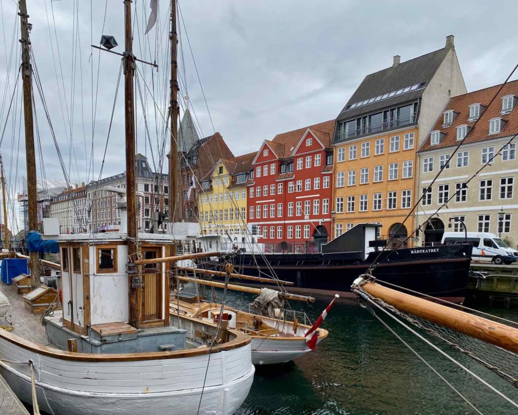 Copenhague-Nyhavn-bateaux-anciens