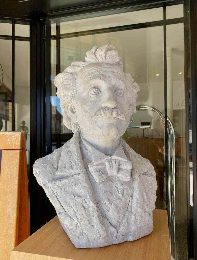 De-Haan-hotel-Bellevue-statue-Einstein-entree