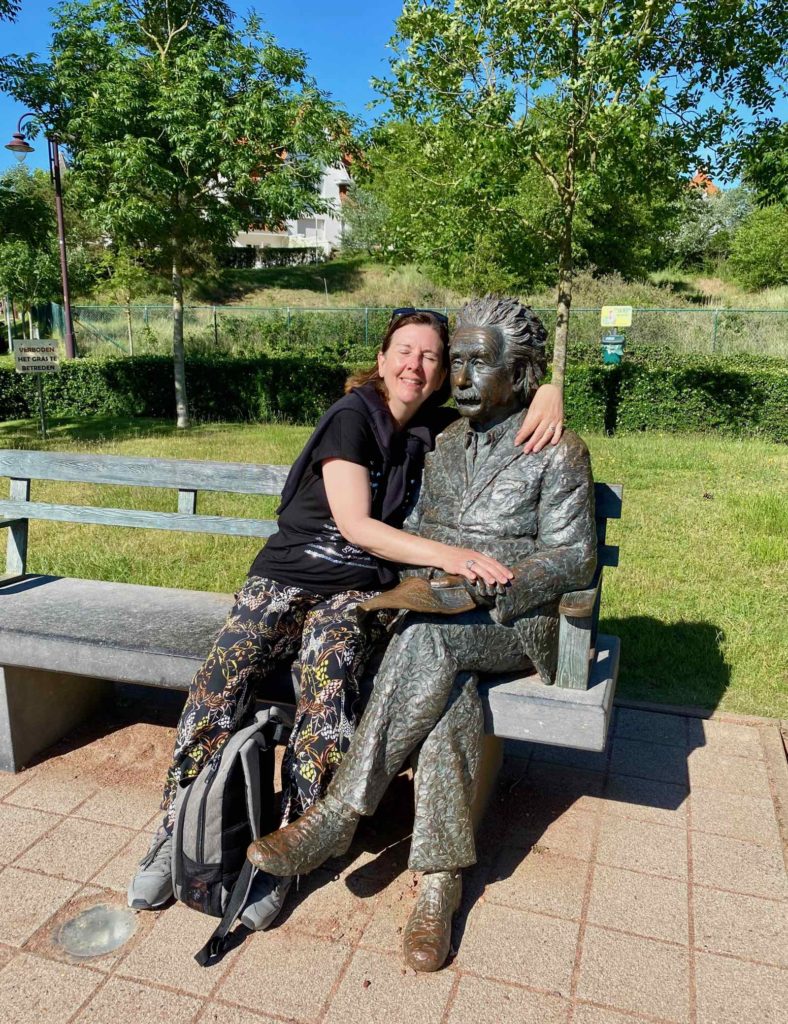 De-Haan-statue-Einstein-banc-avec-femme