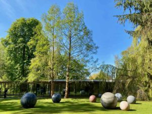 Humlebæk-musee-Louisiana-spheres-marbre-jardin