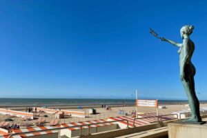 Tram-de-la-cote-plage-De-Haan