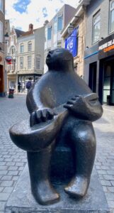 statue