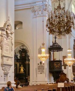 Pologne-Varsovie-eglise-de-la-sainte-croix-pilier-coeur-Chopin