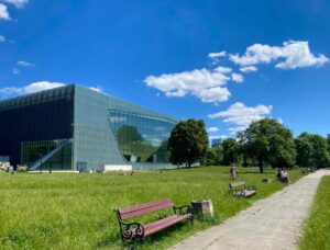 Pologne-Varsovie-musee-juif-exterieur-arriere