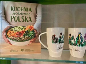 Varsovie-cuisine-polonaise-revisitee-Polana-Smakow-livre-et-tasses
