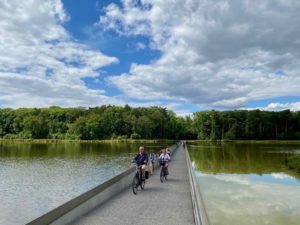 Limbourg-Bokrijk-famille-sur-piste-cyclable