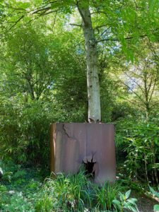 Les-Jardins-de-Sericourt-sculpture-autour-arbre