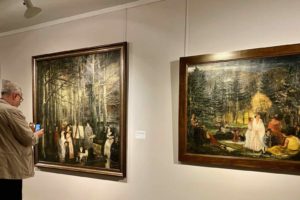 Saint-Idesbald-musee-Paul-Delvaux-homme-devant-deux-tableaux