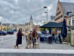 Belgique-Poperinge-Grote-Markt-statue-devant-cafe-La-Poupee