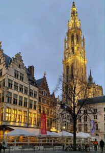Anvers-Grote-Markt-et-cathedrale-Notre-Dame-illuminee