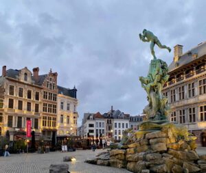 Anvers-Grote-Markt-et-fontaine-monumentale
