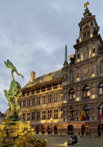 Anvers-Grote-Markt-et-fontaine-monumentale-Jef-Lambeaux